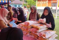Warga Singkep Barat serbu Bazar Murah | Foto : Zonamu/Ecky