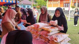 Warga Singkep Barat serbu Bazar Murah | Foto : Zonamu/Ecky