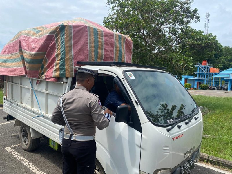Satlantas Tertibkan Kendaraan ODOL di Pelabuhan Roro Jagoh | Foto : Zonamu/Humas