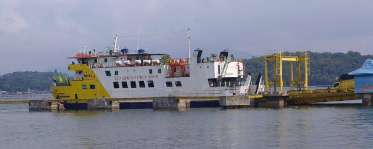 KMP. Senangin saat bersandar di pelabuhan roro jagoh | Foto : Zonamu/ASDP