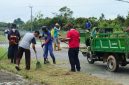 Kadisperindagkop UKM Lingga saat melaksanakan Gotong Royong di IKM Sentra Kelapa | Foto : Zonamu/Wandi