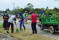 Kadisperindagkop UKM Lingga saat melaksanakan Gotong Royong di IKM Sentra Kelapa | Foto : Zonamu/Wandi