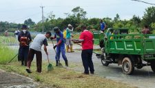 Kadisperindagkop UKM Lingga saat melaksanakan Gotong Royong di IKM Sentra Kelapa | Foto : Zonamu/Wandi