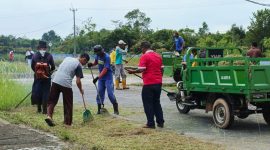 Kadisperindagkop UKM Lingga saat melaksanakan Gotong Royong di IKM Sentra Kelapa | Foto : Zonamu/Wandi