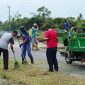 Kadisperindagkop UKM Lingga saat melaksanakan Gotong Royong di IKM Sentra Kelapa | Foto : Zonamu/Wandi