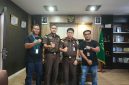 LMG saat foto bersama Kajari Lingga dan Kasi Intel | foto : Zonamu/Wandi