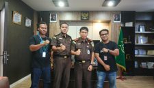 LMG saat foto bersama Kajari Lingga dan Kasi Intel | foto : Zonamu/Wandi