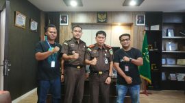 LMG saat foto bersama Kajari Lingga dan Kasi Intel | foto : Zonamu/Wandi
