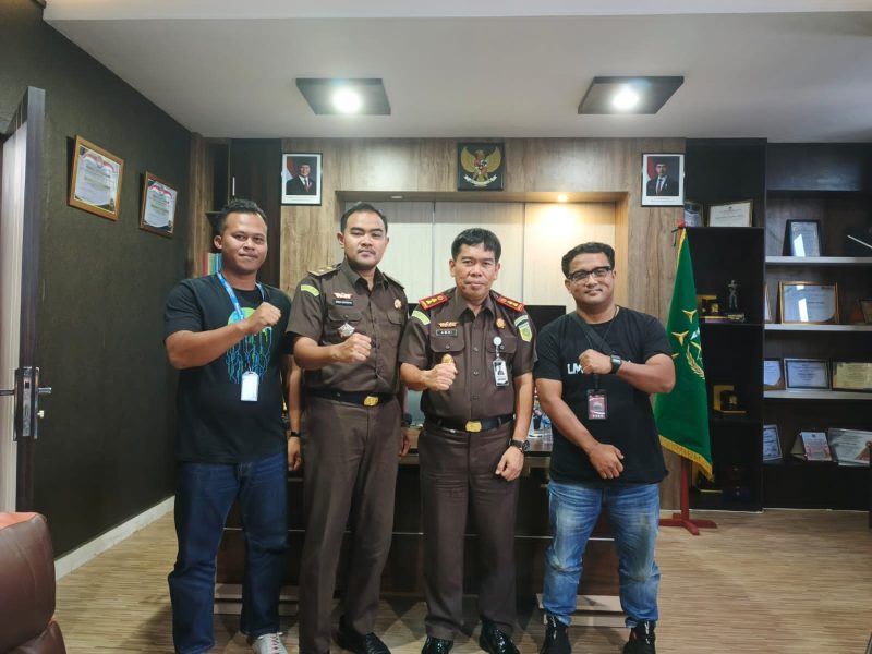 LMG saat foto bersama Kajari Lingga dan Kasi Intel | foto : Zonamu/Wandi
