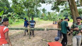 Warga RW 01 Jelutung, Kecamatan Meral Barat, Kabupaten Karimun mempersiapkan tempat pemotongan hewan kurban | Foto: Zonamu/Win