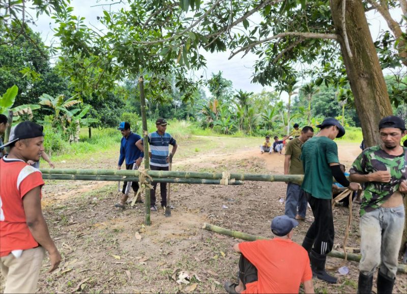 Warga RW 01 Jelutung, Kecamatan Meral Barat, Kabupaten Karimun mempersiapkan tempat pemotongan hewan kurban | Foto: Zonamu/Win