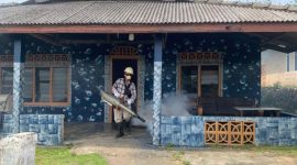 Pengasapan atau Fogging dilakukan dari rumah ke rumah warga di Dusun 1, Desa Gemuruh, Kecamatan Kundur Barat untuk menghindari wabah penyakit Demam Berdarah Dengue | Foto: Zonamu/Humas PT Timah