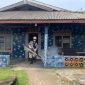 Pengasapan atau Fogging dilakukan dari rumah ke rumah warga di Dusun 1, Desa Gemuruh, Kecamatan Kundur Barat untuk menghindari wabah penyakit Demam Berdarah Dengue | Foto: Zonamu/Humas PT Timah