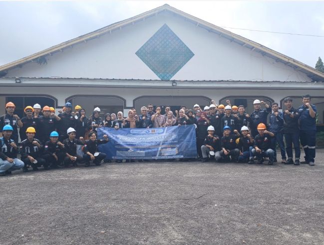 38 mahasiswa jurusan mesin Polikteknik Manufaktur Negeri Bangka Belitung melaksanakan kunjungan kerja lapangan ke Division Processing and Rifenery PT Timah Tbk, untuk belajar pengolahan dan peleburan Timah | Foto: Zonamu/Humas PT Timah