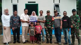 Perwakilan PT Timah menyerahkan secara simbolis rumah layak huni kepada salah satu masyarakat Provinsi Kepulauan Riau | Foto: Zonamu/Humas PT Timah
