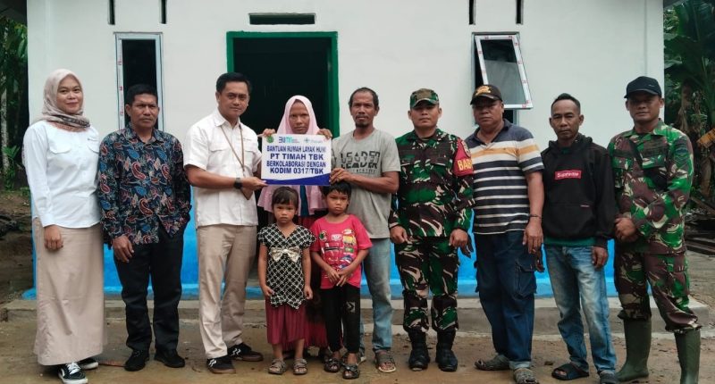Perwakilan PT Timah menyerahkan secara simbolis rumah layak huni kepada salah satu masyarakat Provinsi Kepulauan Riau | Foto: Zonamu/Humas PT Timah