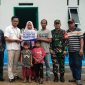 Perwakilan PT Timah menyerahkan secara simbolis rumah layak huni kepada salah satu masyarakat Provinsi Kepulauan Riau | Foto: Zonamu/Humas PT Timah
