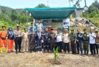 PT Timah Tbk menanam 500 pohon produktif di kawasan Hutan Kemasyarakatan Dusun Pelambung, Desa Pongkar, Kecamatan Tebing, Kabupaten Karimun | Foto: Zonamu/Humas PT Timah