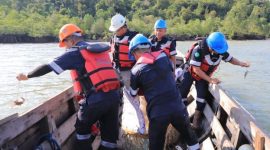 PT Timah melalui Division Area Kundur menebar 400 ekor kepiting bakau di Perairan Kundur, Kabupaten Karimun | Foto: Zonamu/Humas PT Timah