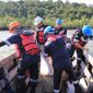 PT Timah melalui Division Area Kundur menebar 400 ekor kepiting bakau di Perairan Kundur, Kabupaten Karimun | Foto: Zonamu/Humas PT Timah