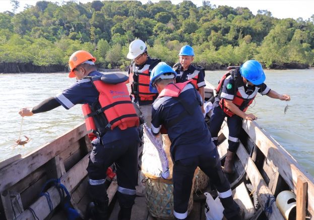 PT Timah melalui Division Area Kundur menebar 400 ekor kepiting bakau di Perairan Kundur, Kabupaten Karimun | Foto: Zonamu/Humas PT Timah