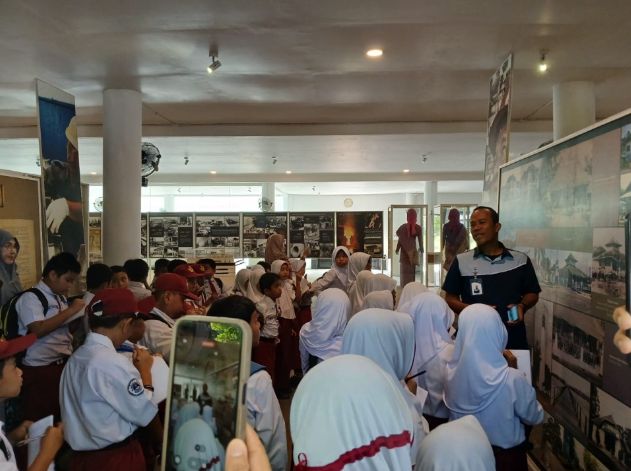 Ratusan pelajar SD Negeri 22 Mentok kunjungi Museum Timah Indonesia Mentok dalam Projek Penguatan Profil Pelajar Pancasila (P5) Kurikulum Merdeka | Foto: Zonamu/Humas PT Timah