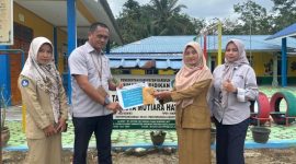 Perwakilan PT Timah menyerahkan bantuan kepada pengurus TK Swasta Mutiara Hati, Desa Sawang Laut, Kecamatan Kundur, Kabupaten Karimun | Foto: Zonamu/Humas PT Timah