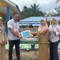 Perwakilan PT Timah menyerahkan bantuan kepada pengurus TK Swasta Mutiara Hati, Desa Sawang Laut, Kecamatan Kundur, Kabupaten Karimun | Foto: Zonamu/Humas PT Timah