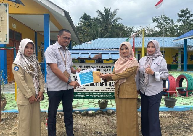 Perwakilan PT Timah menyerahkan bantuan kepada pengurus TK Swasta Mutiara Hati, Desa Sawang Laut, Kecamatan Kundur, Kabupaten Karimun | Foto: Zonamu/Humas PT Timah
