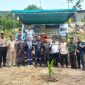 PT Timah Tbk menanam 500 pohon produktif di kawasan Hutan Kemasyarakatan Dusun Pelambung, Desa Pongkar, Kecamatan Tebing, Kabupaten Karimun | Foto: Zonamu/Humas PT Timah