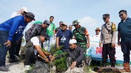 PT Timah melalui Divisi Area Bangka Utara bersama Kelompok Sadar Wisata Rambak melaksanakan penanaman pohon peneduh di kawasan wisata Batu Tunggal, Kabupaten Bangka | Foto: Zonamu/Humas PT Timah