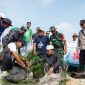 PT Timah melalui Divisi Area Bangka Utara bersama Kelompok Sadar Wisata Rambak melaksanakan penanaman pohon peneduh di kawasan wisata Batu Tunggal, Kabupaten Bangka | Foto: Zonamu/Humas PT Timah