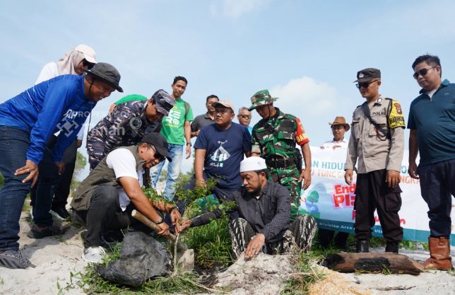 PT Timah melalui Divisi Area Bangka Utara bersama Kelompok Sadar Wisata Rambak melaksanakan penanaman pohon peneduh di kawasan wisata Batu Tunggal, Kabupaten Bangka | Foto: Zonamu/Humas PT Timah
