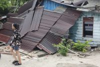 Kondisi rumah roboh di hantam angin puting beliung | Foto : Zonamu/Wandi