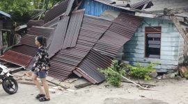 Kondisi rumah roboh di hantam angin puting beliung | Foto : Zonamu/Wandi