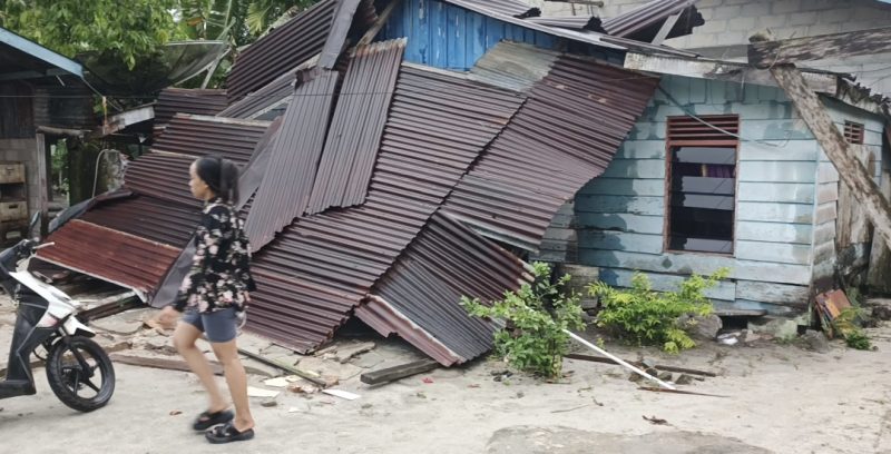 Kondisi rumah roboh di hantam angin puting beliung | Foto : Zonamu/Wandi