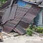 Kondisi rumah roboh di hantam angin puting beliung | Foto : Zonamu/Wandi