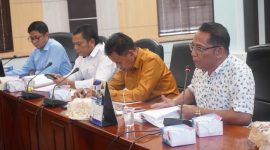 Wakil Ketua Komisi 1 DPRD Karimun Sulfanow Putra (paling ujung kanan pakai kacamata), hadiri rapat pembahasan sekolah beberapa waktu lalu | Foto: Nichita