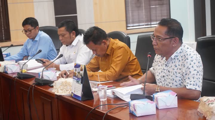 Wakil Ketua Komisi 1 DPRD Karimun Sulfanow Putra (paling ujung kanan pakai kacamata), hadiri rapat pembahasan sekolah beberapa waktu lalu | Foto: Nichita