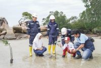 PT Timah komitmen menjaga pelestarian lingkungan dengan mendidik pelajar Sekolah Dasar menanam mangrove | Foto: Zonamu/Humas PT Timah