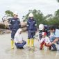 PT Timah komitmen menjaga pelestarian lingkungan dengan mendidik pelajar Sekolah Dasar menanam mangrove | Foto: Zonamu/Humas PT Timah