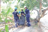 Pegawai PT Timah Tbk Division Area Kundur memungut sampah plastik demi menjaga lingkungan tetap bersih | Foto: Zonamu/Humas PT Timah