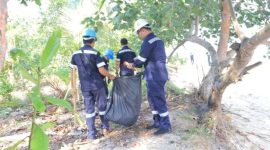 Pegawai PT Timah Tbk Division Area Kundur memungut sampah plastik demi menjaga lingkungan tetap bersih | Foto: Zonamu/Humas PT Timah