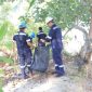 Pegawai PT Timah Tbk Division Area Kundur memungut sampah plastik demi menjaga lingkungan tetap bersih | Foto: Zonamu/Humas PT Timah