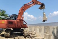 PT Timah terjunkan alat berat untuk pasang penahan abrasi di kawasan Pantai Asmara Dewi, Kelurahan Sawang, Kecamatan Kundur Barat, Kabupaten Karimun | Foto: Zonamu/Humas PT Timah