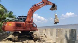 PT Timah terjunkan alat berat untuk pasang penahan abrasi di kawasan Pantai Asmara Dewi, Kelurahan Sawang, Kecamatan Kundur Barat, Kabupaten Karimun | Foto: Zonamu/Humas PT Timah