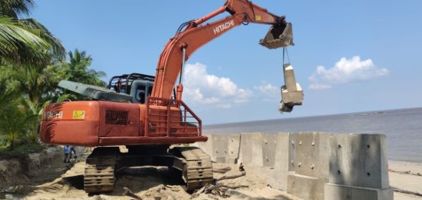 PT Timah terjunkan alat berat untuk pasang penahan abrasi di kawasan Pantai Asmara Dewi, Kelurahan Sawang, Kecamatan Kundur Barat, Kabupaten Karimun | Foto: Zonamu/Humas PT Timah