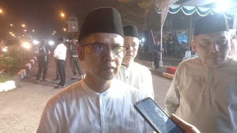 Bupati Karimun, Iskandarsyah saat diwawancarai awak media disela kegiatan Pawai Takbir Idul Adha pada, Rabu (4/6/2025) lalu | Foto: Ami