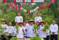 Kepala Rutan Karimun, Yoga Hadhi Wijaya pimpin panen raya kangkung dan terong di lahan Sarana Asimilasi dan Edukasi | Foto: Zonamu/Humas Rutan Karimun