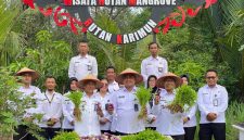 Kepala Rutan Karimun, Yoga Hadhi Wijaya pimpin panen raya kangkung dan terong di lahan Sarana Asimilasi dan Edukasi | Foto: Zonamu/Humas Rutan Karimun